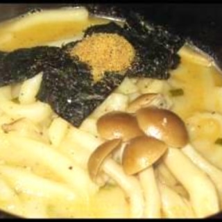 ニンニクバター風味♪きのこたっぷりみそうどん